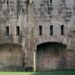 Façade en pierre d’un ouvrage fortifié avec embrasures et arches