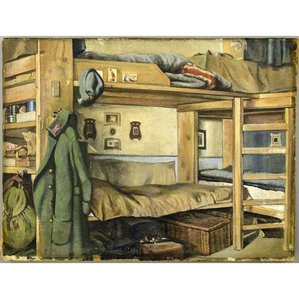 Dortoir militaire ancien avec lits superposés, vêtements et coffres