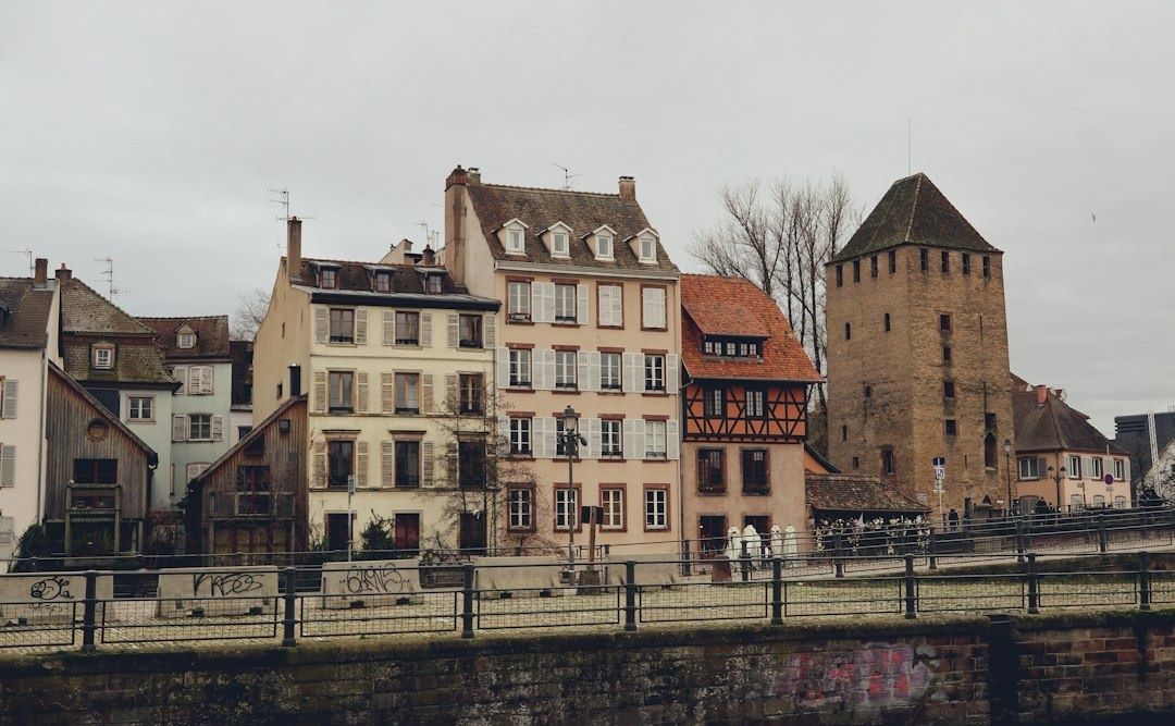 Maisons anciennes et tour fortifiée au bord d
